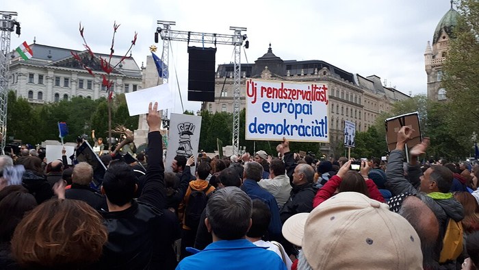 דמוקרטיה אפלה poster