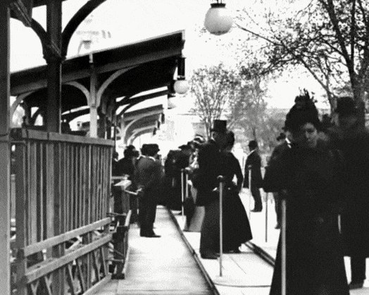Les Visiteurs sur le trottoir roulant poster
